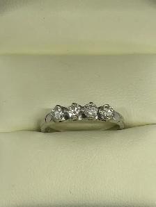 14k  White gold Four-Stone Diamond Ring - Photo 2