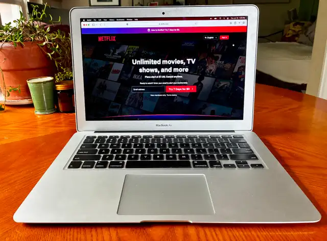Apple MacBook Air PRISTINE AND CHEAP!