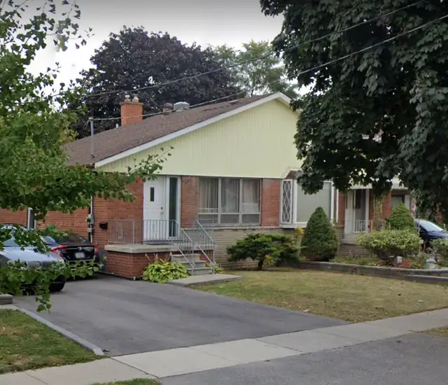 Room for rent near Markham & Lawrence