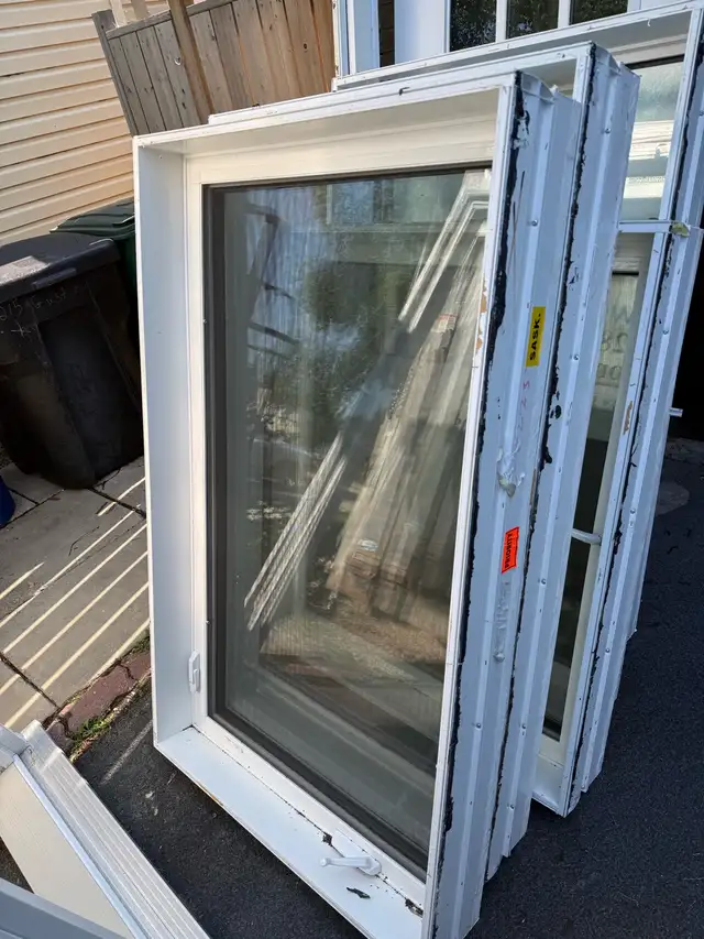 Vinyl casement window