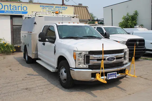 2017 Ford F-350 XLT Service Body truck DRW