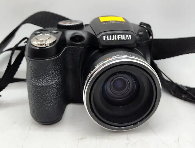Fujifilm FinePix S1700 Digital Camera