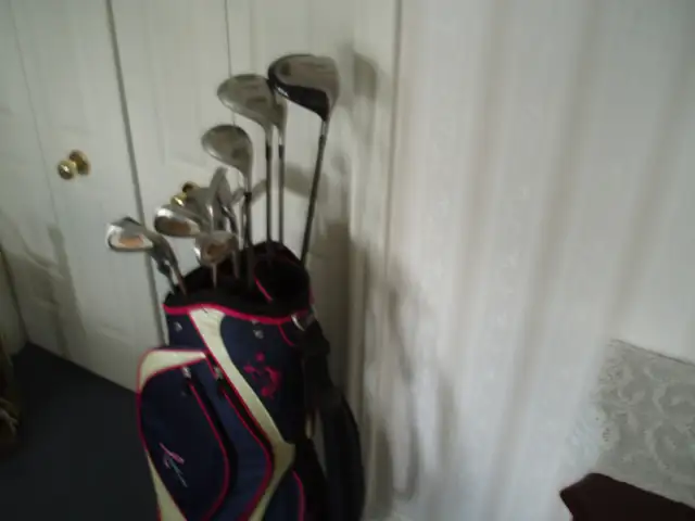 WOMEN'S R.H. GOLF CLUBS WITH TAYLORMADE DRIVER  AND  NEW BAG