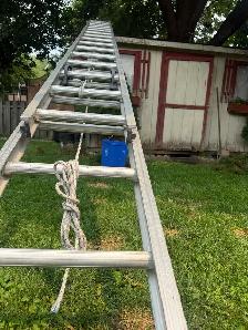 32’ aluminum featherlight extension ladder. - Photo 2