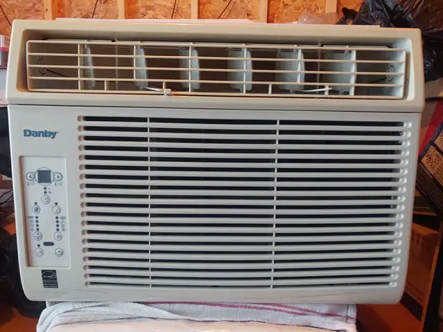 Air climatisé de fenêtre Danby, 12 000 BTU propre, en bon état.