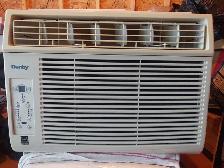 Air climatisé de fenêtre Danby, 12 000 BTU propre, en bon état.