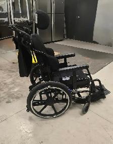 Tilted wheelchair - Photo 2