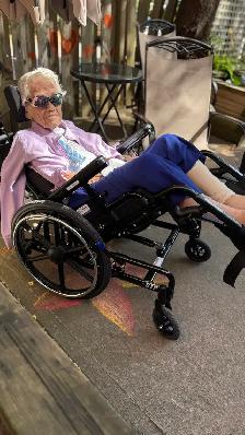 Tilted wheelchair - Photo 9