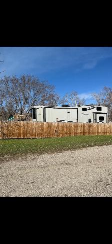 Destination trailer and private lot - Photo 2