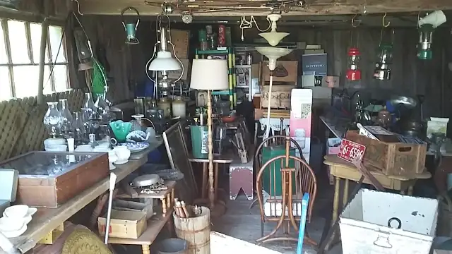 Nombreuses antiquités et objets de collection.