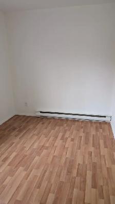 Beau 4 1/2 lumineux à louer immédiatement - Photo 8