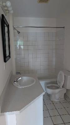 Beau 4 1/2 lumineux à louer immédiatement - Photo 9