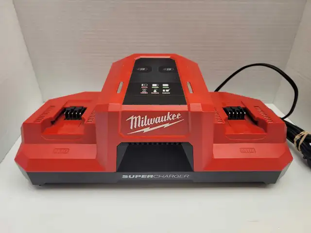 Milwaukee 48-59-1815 M18 Dual Port Super Charger