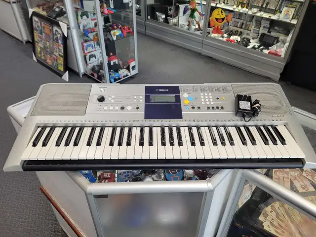 Yamaha PSR-E323 61 Key Keyboard w/adapter