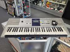 Yamaha PSR-E323 61 Key Keyboard w/adapter