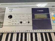 Yamaha PSR-E323 61 Key Keyboard w/adapter - Photo 2
