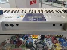 Yamaha PSR-E323 61 Key Keyboard w/adapter - Photo 4