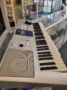 Yamaha PSR-E323 61 Key Keyboard w/adapter - Photo 5