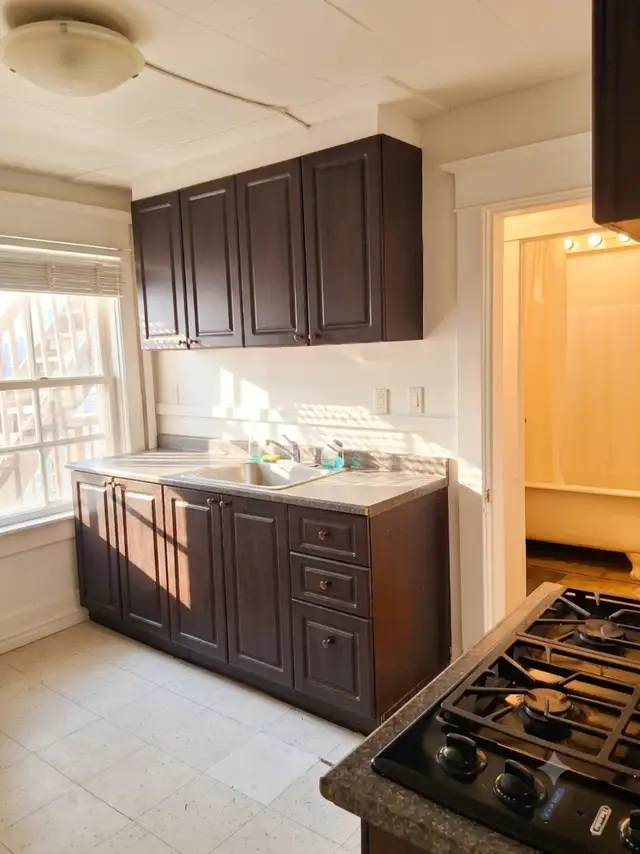 (DOWNTOWN) Charming & Quiet 2-Bedrooms Apartment with Deck!