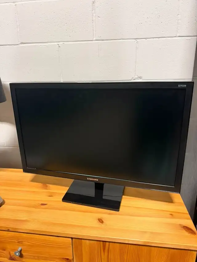 ️ Samsung 27' Full HD LED Monitor (S27E330)