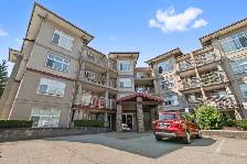 Bright & Modern 2 Bedroom Condo Close to Downtown