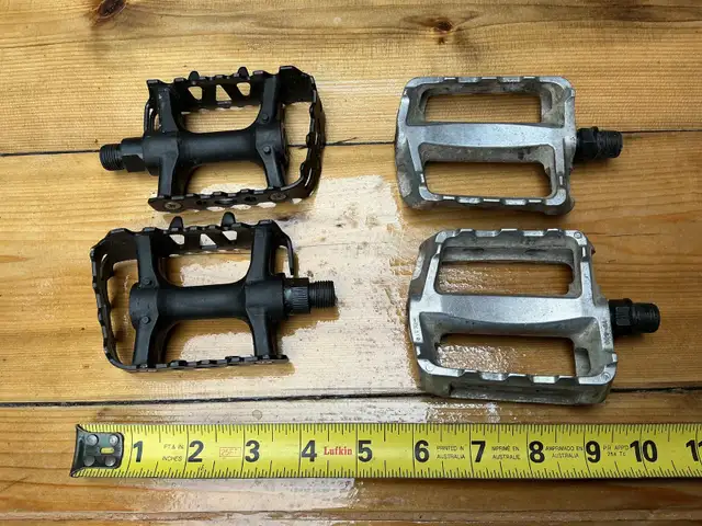 VP - 466 Silver & Black Bicycle Pedals !