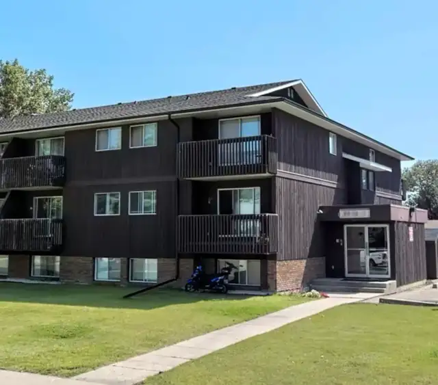 Cozy, Pet-Friendly 2nd Floor Living on Michener Hill!