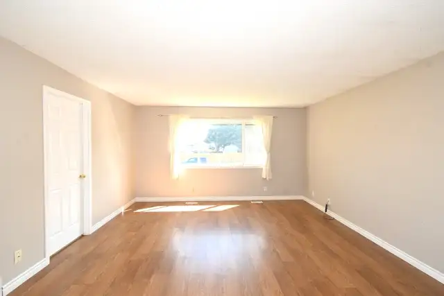 3-Bedroom 1-Bathroom l 8077A Rochester Crescent l Upper Unit