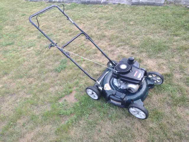 Tondeuse a gazon YARD MACHINE 140cc 21'' de coupe
