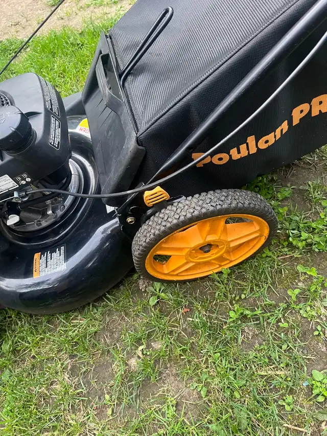 Tondeuse à pousser Honda avec sac et sortie latérale - 300$