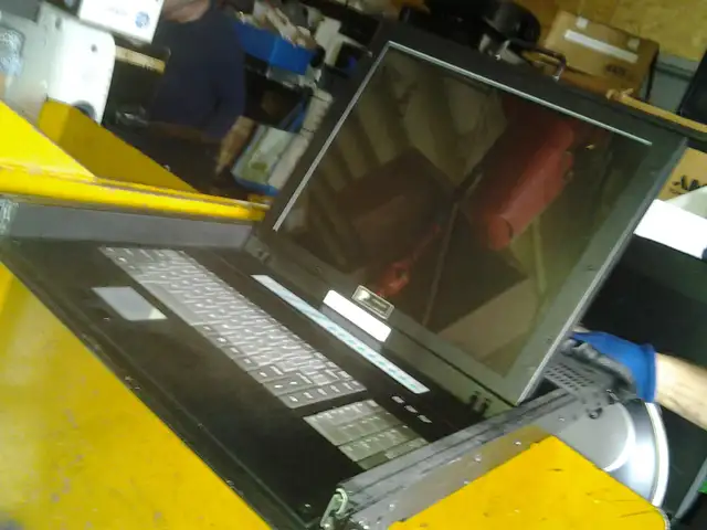 1U Rackmount KVM Console Drawer - 17' LCD Monitor, Keyboard & To