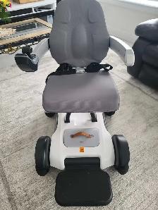 Robooter E40 Power Wheelchair - Photo 2