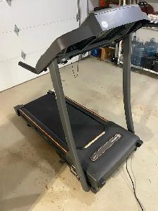 Treadmill, Horizon CT5.0 - Photo 2
