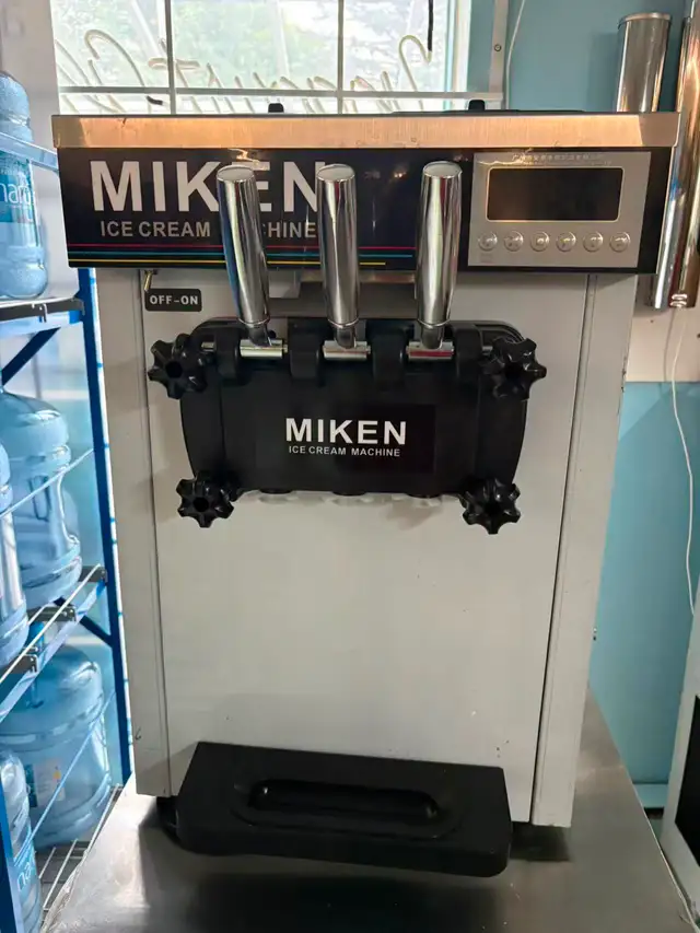 Commercial Soft Serve Ice Cream Machine – Like New!