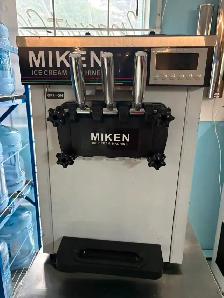 Commercial Soft Serve Ice Cream Machine – Like New!