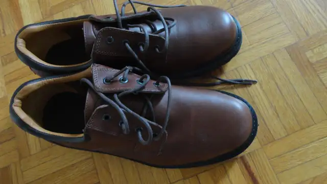 BRAND NEW SAFETY SHOES SIZE 10