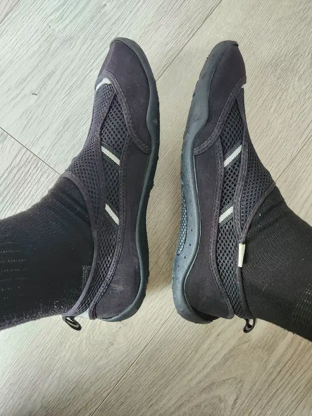 Soulier d'eau & de plage 9-10 et soulier d'eau & de plage 5-6 .