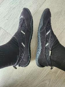 Soulier d'eau & de plage 9-10 et soulier d'eau & de plage 5-6 .