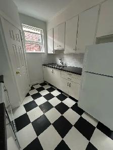 Spacious Private Room Near Downtown – Dundas & Dufferin - Photo 2