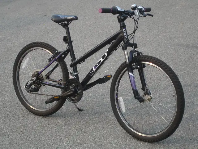 LIKE NEW SMALL FEMALES LIGHT 24' GT LAGUNA 21 SPD   SUSPENSION!