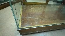 Slanted glass display cabinet - Photo 6