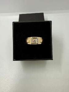 We are selling a Men's 10K Gold Pinky Ring w a Diamond~Size 6