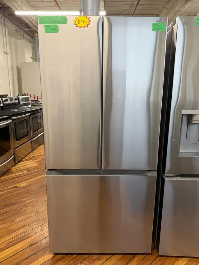 Samsung open box  32 with water and ice