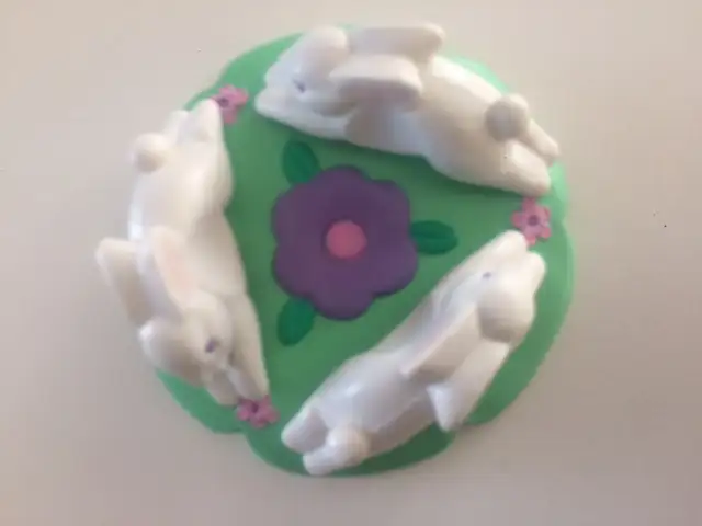 BEAU COQUETIER NEUF DE 3.5'DIAMÈTRE DANS SA BOITE CADEAU: $5.00