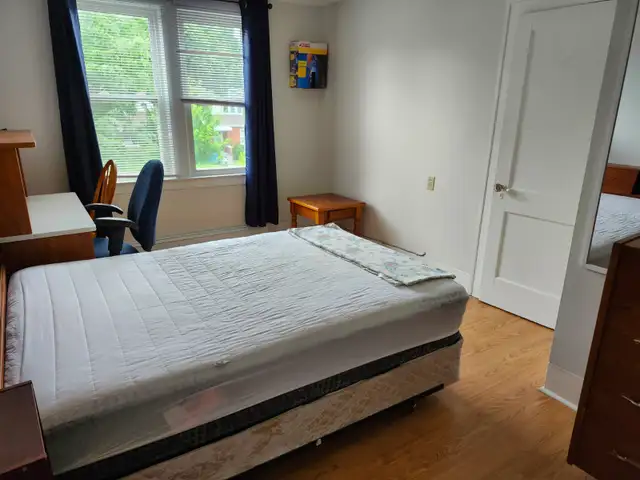 Furnished,clean rooms in student house, Rankin Ave.-5 min.to UoW