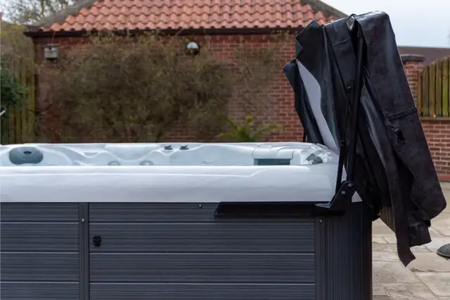 3 PUMP BENCH HOT TUB FOR SALE