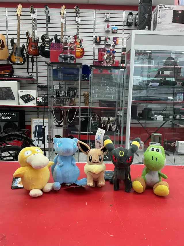 peluches neuves à 13$ chacune