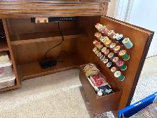 Singer sewing machine in cabinet with accessories - Photo 2