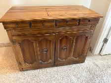 Singer sewing machine in cabinet with accessories - Photo 4