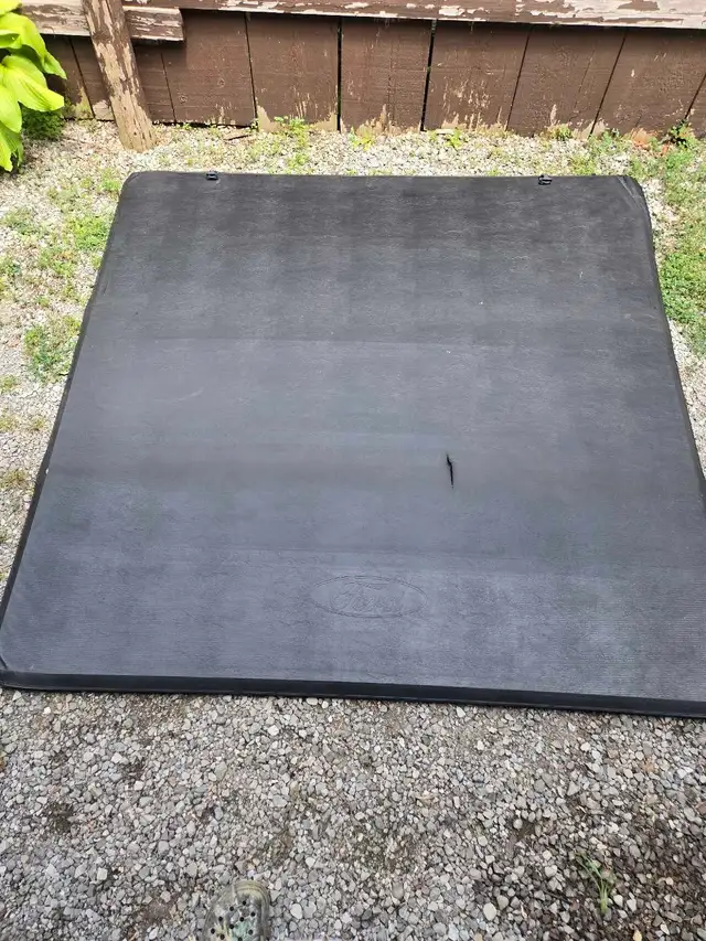 Free 5.5 foot tonneau cover